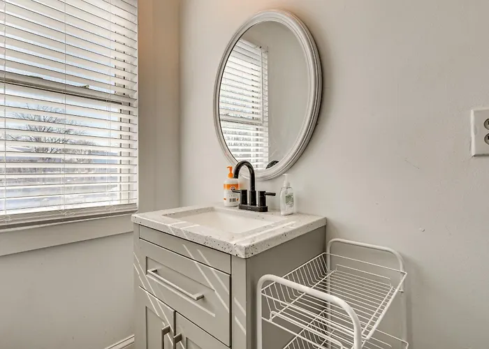 Walk To Trolley District: Olde Towne East Retreat Holiday home